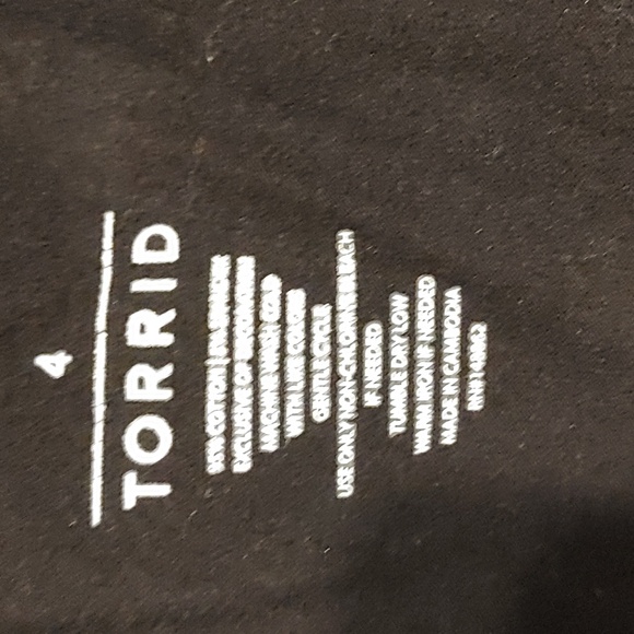 Torrid Black Capri Leggings with Studded Accents Womens size 4 *repair, see pics - Picture 2 of 6